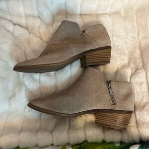 Lucky Brand Women’s 10/42 Farel Light Tan Suede Zip Ankle Spring Boho Booties